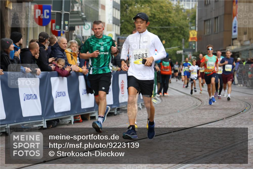 05.10.2025 - 20. swb-Marathon Bremen Strokosch-Dieckow http://msf.ph/oto/9223139 05.10.2025 10:43:55 Ziel 9170, 9865, 11256, 11683 meine-sportfotos.de