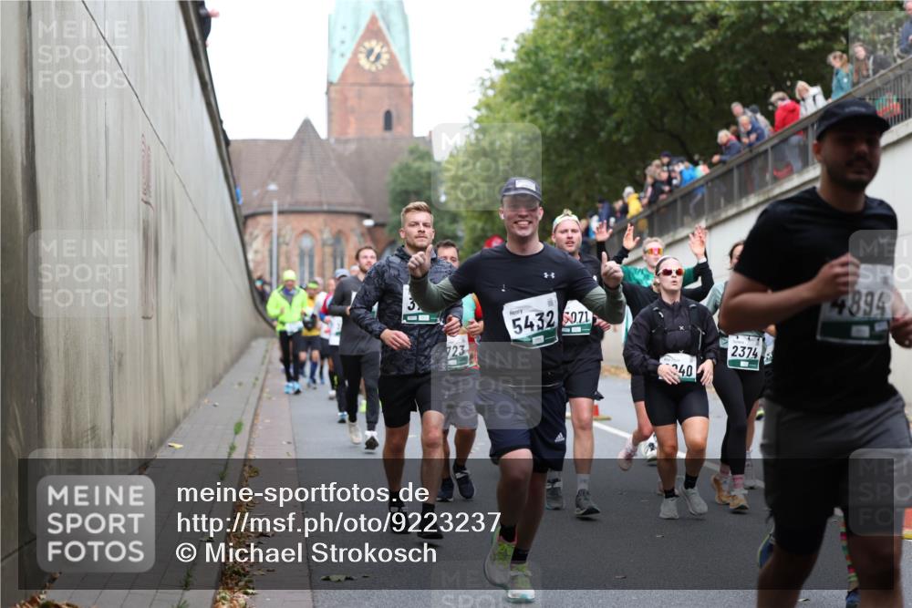 05.10.2025 - 20. swb-Marathon Bremen Michael Strokosch http://msf.ph/oto/9223237 05.10.2025 13:05:21 Laufen 5432, 40, 2374, 4894 meine-sportfotos.de