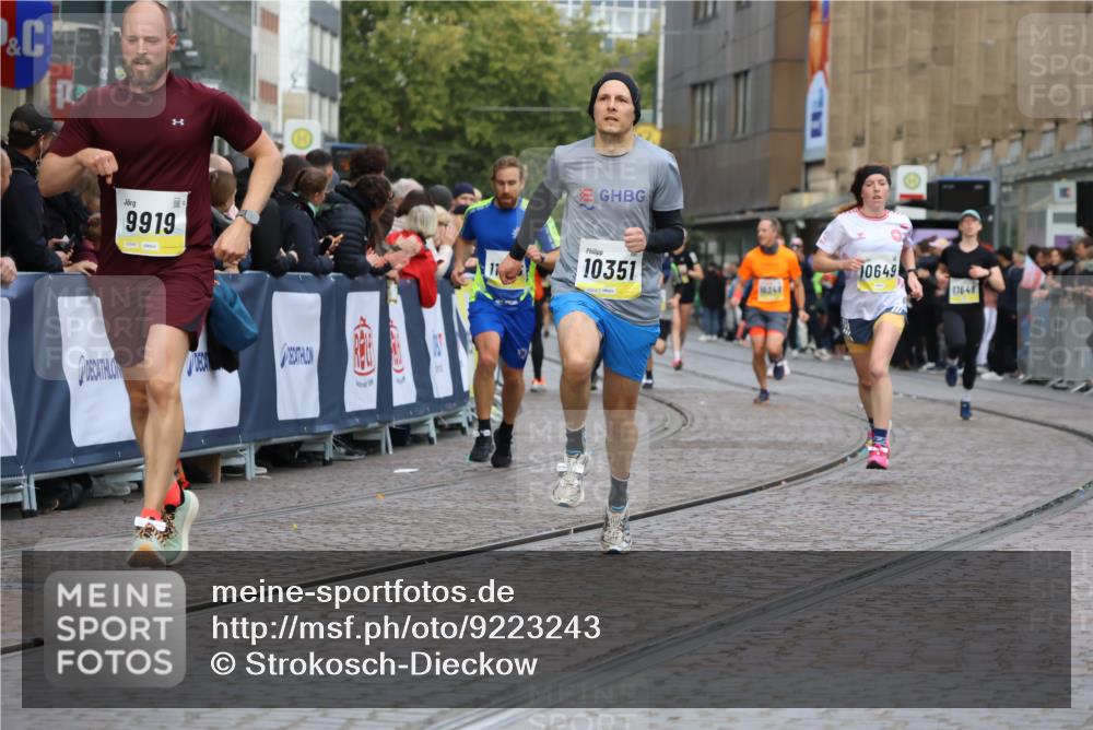 05.10.2025 - 20. swb-Marathon Bremen Strokosch-Dieckow http://msf.ph/oto/9223243 05.10.2025 10:44:07 Ziel 9614, 9919, 10044, 10348, 10351, 10649, 10652, 10780, 11316, 11503, 11645, 11648 meine-sportfotos.de