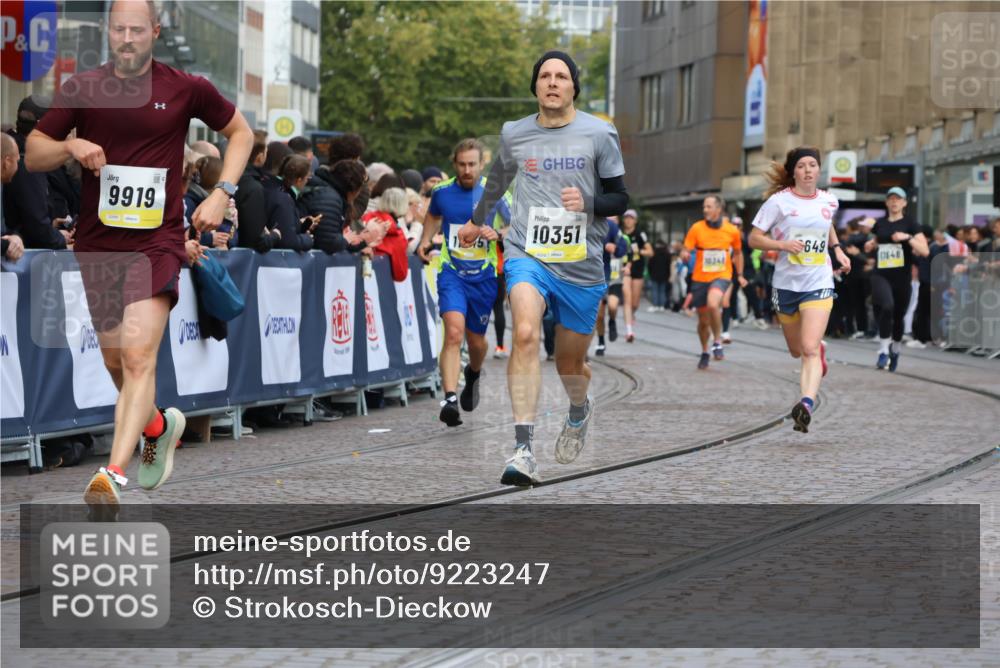 05.10.2025 - 20. swb-Marathon Bremen Strokosch-Dieckow http://msf.ph/oto/9223247 05.10.2025 10:44:07 Ziel 9614, 9919, 10044, 10348, 10351, 10649, 10652, 10780, 11316, 11503, 11645, 11648 meine-sportfotos.de