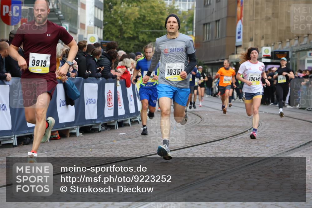 05.10.2025 - 20. swb-Marathon Bremen Strokosch-Dieckow http://msf.ph/oto/9223252 05.10.2025 10:44:07 Ziel 9614, 9919, 10044, 10348, 10351, 10649, 10652, 10780, 11316, 11503, 11645, 11648 meine-sportfotos.de