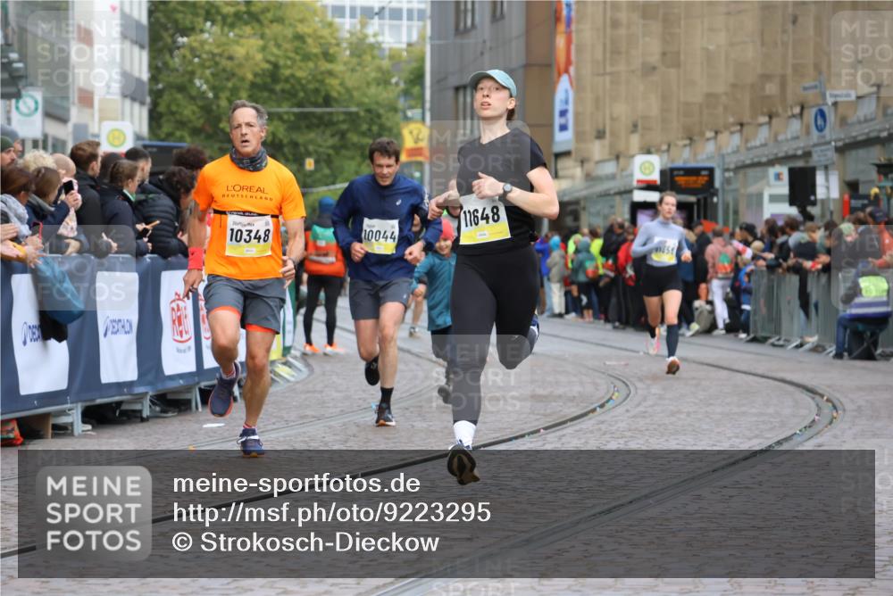 05.10.2025 - 20. swb-Marathon Bremen Strokosch-Dieckow http://msf.ph/oto/9223295 05.10.2025 10:44:12 Ziel 10044, 10348, 10649, 10816, 11645, 11648, 11659 meine-sportfotos.de