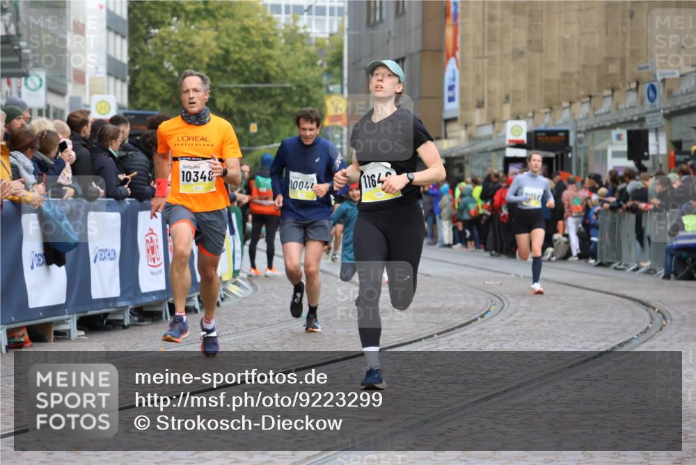 05.10.2025 - 20. swb-Marathon Bremen Strokosch-Dieckow http://msf.ph/oto/9223299 05.10.2025 10:44:12 Ziel 10044, 10348, 10649, 10816, 11645, 11648, 11659 meine-sportfotos.de