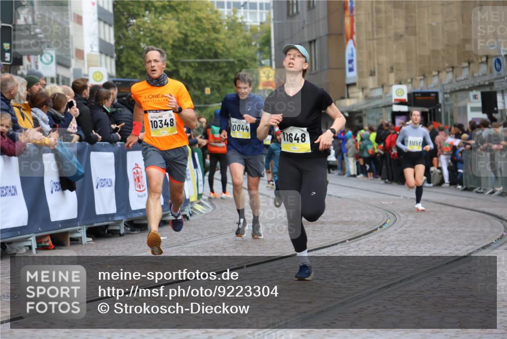 05.10.2025 - 20. swb-Marathon Bremen Strokosch-Dieckow http://msf.ph/oto/9223304 05.10.2025 10:44:12 Ziel 10044, 10348, 10649, 10816, 11645, 11648, 11659 meine-sportfotos.de