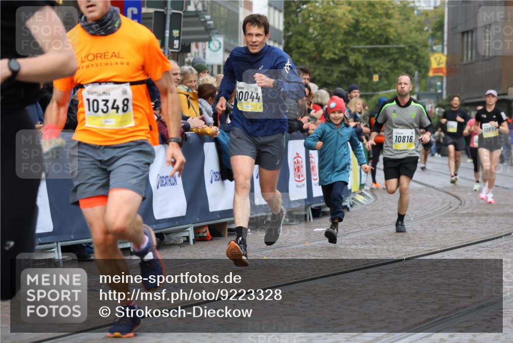 05.10.2025 - 20. swb-Marathon Bremen Strokosch-Dieckow http://msf.ph/oto/9223328 05.10.2025 10:44:14 Ziel 10044, 10348, 10816, 11645, 11648, 11659 meine-sportfotos.de