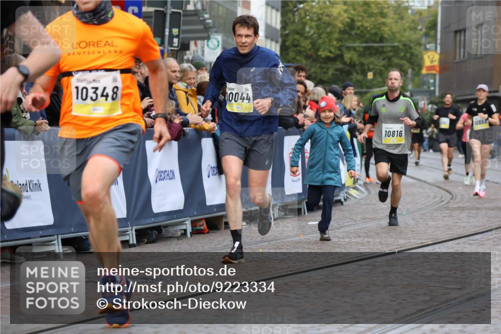 05.10.2025 - 20. swb-Marathon Bremen Strokosch-Dieckow http://msf.ph/oto/9223334 05.10.2025 10:44:14 Ziel 10044, 10348, 10816, 11645, 11648, 11659 meine-sportfotos.de