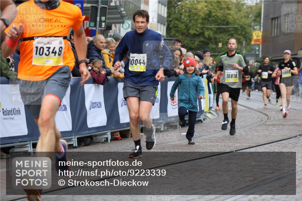 05.10.2025 - 20. swb-Marathon Bremen Strokosch-Dieckow http://msf.ph/oto/9223339 05.10.2025 10:44:14 Ziel 10044, 10348, 10816, 11645, 11648, 11659 meine-sportfotos.de