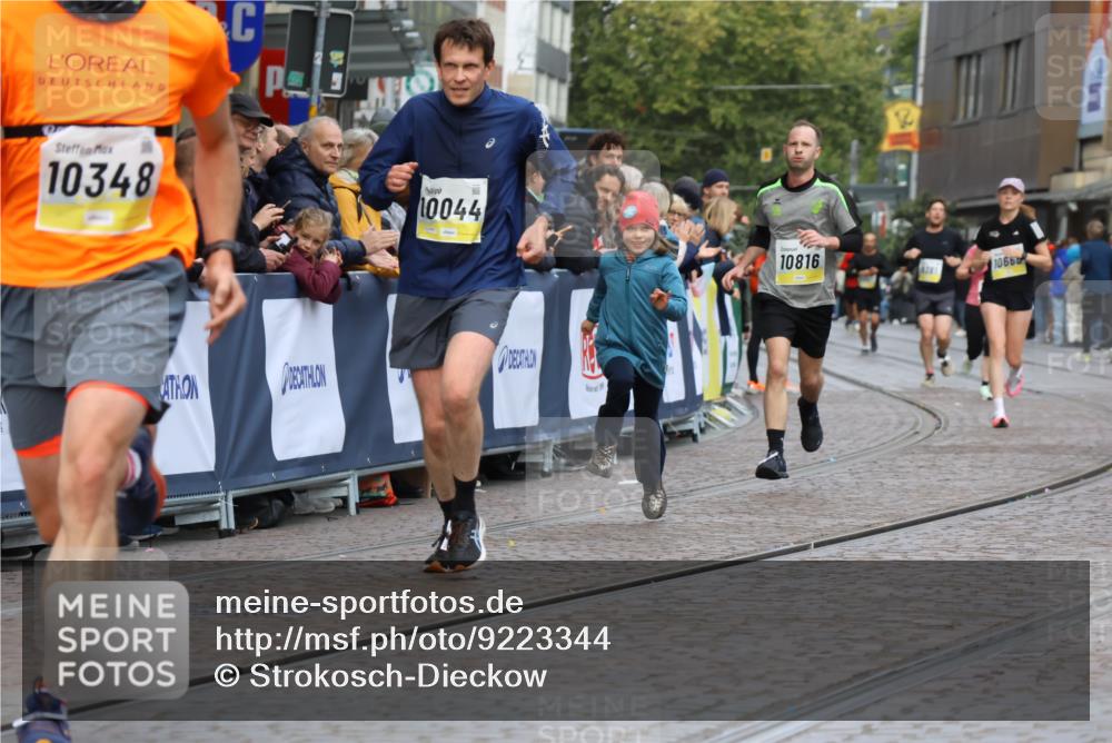 05.10.2025 - 20. swb-Marathon Bremen Strokosch-Dieckow http://msf.ph/oto/9223344 05.10.2025 10:44:14 Ziel 10044, 10348, 10816, 11645, 11648, 11659 meine-sportfotos.de