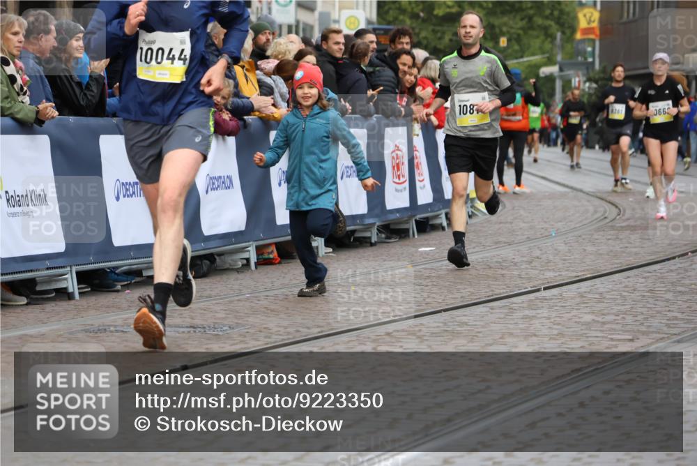 05.10.2025 - 20. swb-Marathon Bremen Strokosch-Dieckow http://msf.ph/oto/9223350 05.10.2025 10:44:15 Ziel 10044, 10348, 10816, 11648, 11659 meine-sportfotos.de