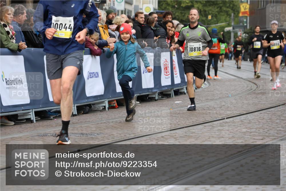 05.10.2025 - 20. swb-Marathon Bremen Strokosch-Dieckow http://msf.ph/oto/9223354 05.10.2025 10:44:15 Ziel 10044, 10348, 10816, 11648, 11659 meine-sportfotos.de