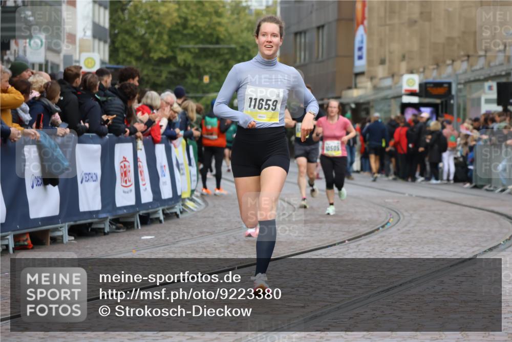 05.10.2025 - 20. swb-Marathon Bremen Strokosch-Dieckow http://msf.ph/oto/9223380 05.10.2025 10:44:18 Ziel 9361, 10044, 10666, 10816, 11659 meine-sportfotos.de