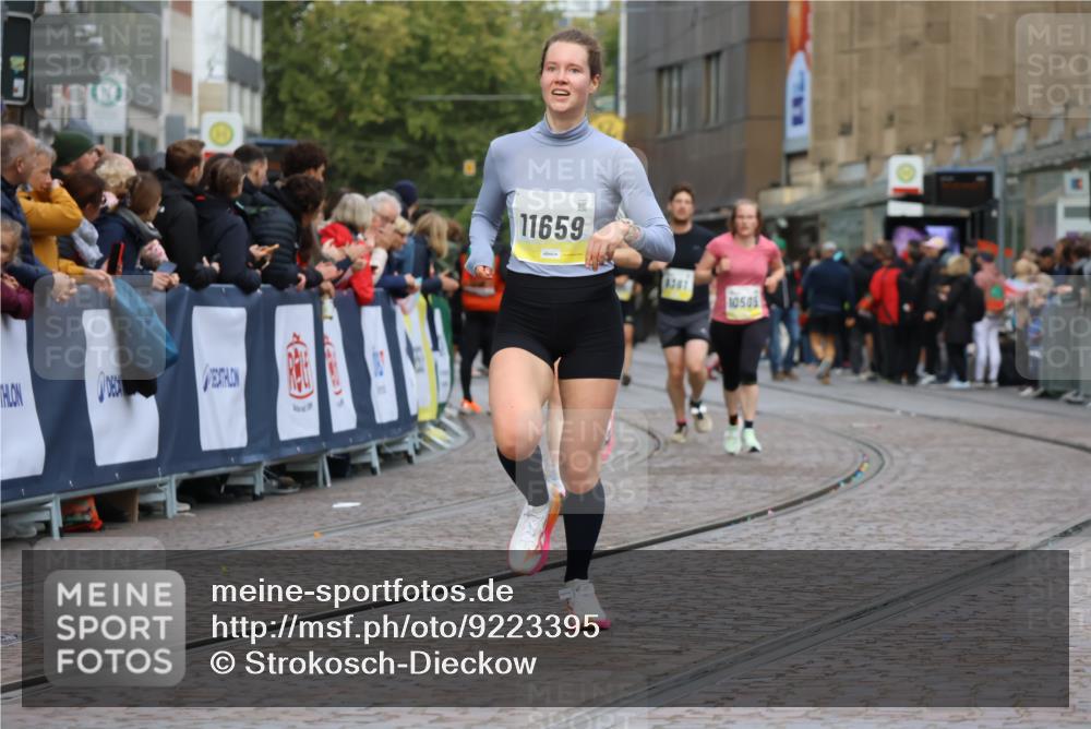 05.10.2025 - 20. swb-Marathon Bremen Strokosch-Dieckow http://msf.ph/oto/9223395 05.10.2025 10:44:19 Ziel 9361, 10505, 10666, 10816, 11659 meine-sportfotos.de