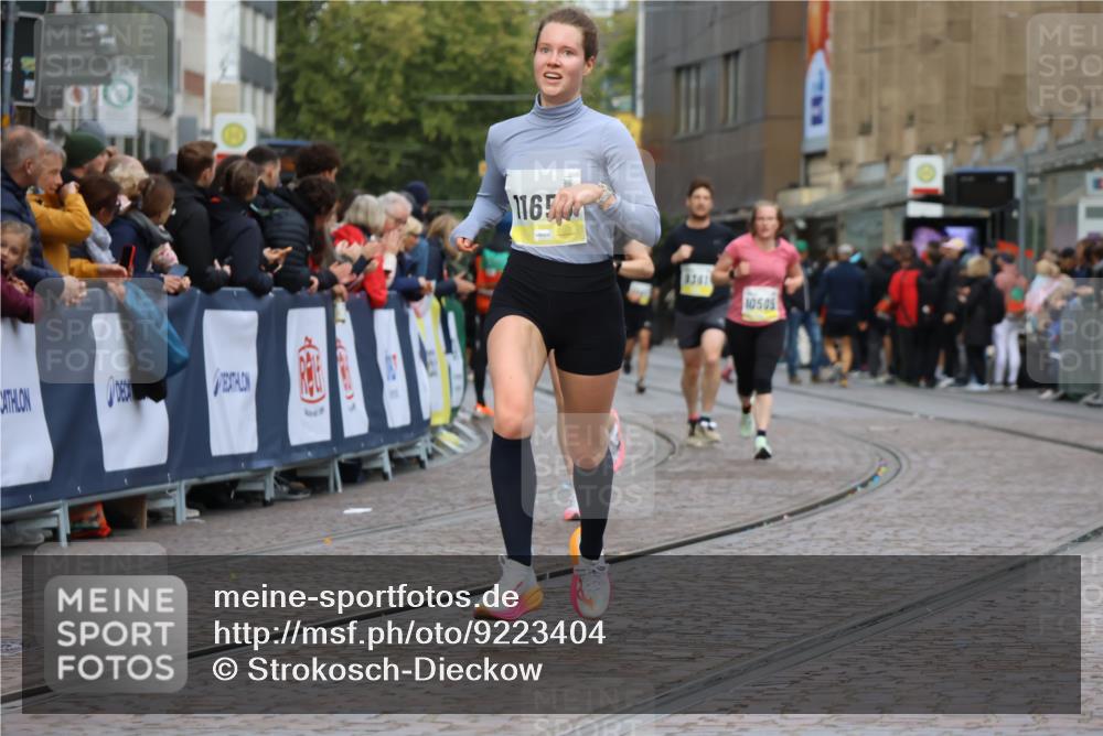 05.10.2025 - 20. swb-Marathon Bremen Strokosch-Dieckow http://msf.ph/oto/9223404 05.10.2025 10:44:19 Ziel 9361, 10505, 10666, 10816, 11659 meine-sportfotos.de