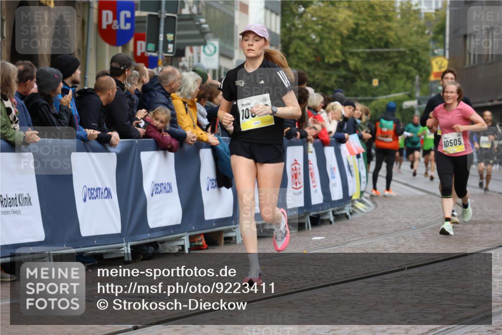05.10.2025 - 20. swb-Marathon Bremen Strokosch-Dieckow http://msf.ph/oto/9223411 05.10.2025 10:44:21 Ziel 9361, 10505, 10666, 11659 meine-sportfotos.de