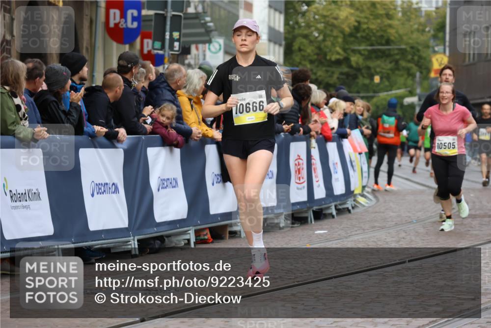 05.10.2025 - 20. swb-Marathon Bremen Strokosch-Dieckow http://msf.ph/oto/9223425 05.10.2025 10:44:21 Ziel 9361, 10505, 10666, 11659 meine-sportfotos.de
