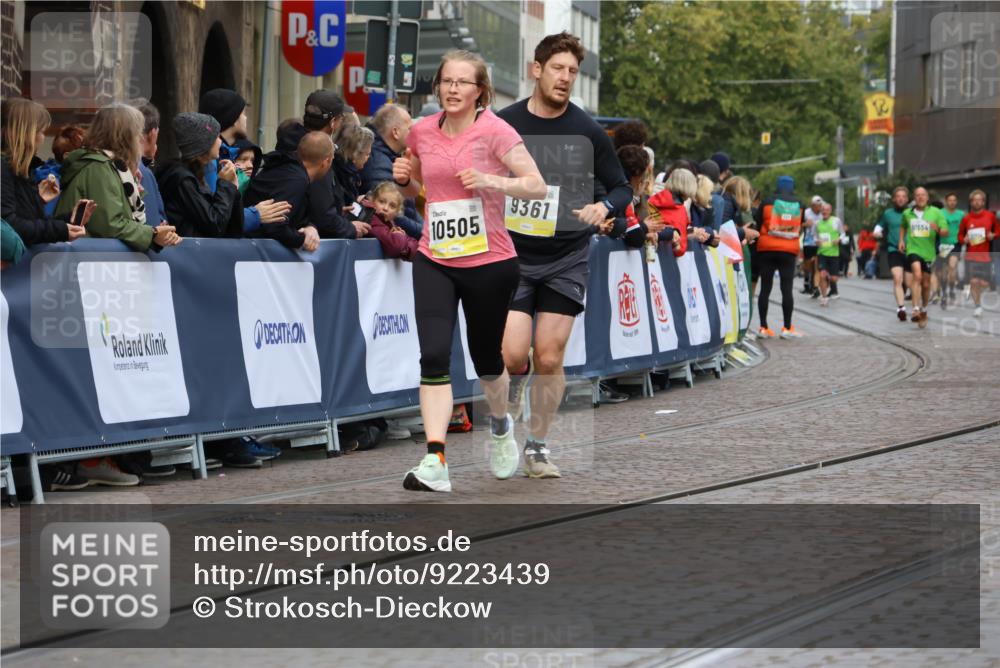 05.10.2025 - 20. swb-Marathon Bremen Strokosch-Dieckow http://msf.ph/oto/9223439 05.10.2025 10:44:25 Ziel 9361, 10505, 10666 meine-sportfotos.de