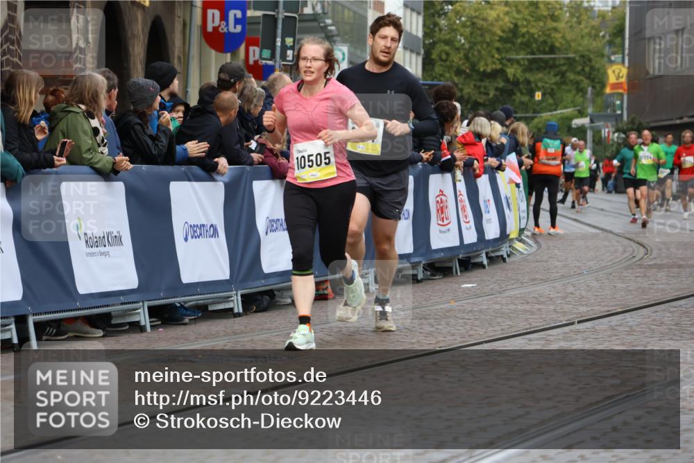 05.10.2025 - 20. swb-Marathon Bremen Strokosch-Dieckow http://msf.ph/oto/9223446 05.10.2025 10:44:25 Ziel 9361, 10505, 10666 meine-sportfotos.de