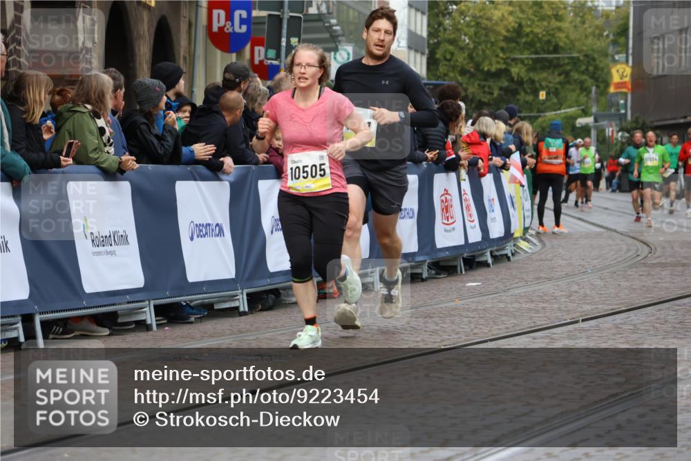 05.10.2025 - 20. swb-Marathon Bremen Strokosch-Dieckow http://msf.ph/oto/9223454 05.10.2025 10:44:25 Ziel 9361, 10505, 10666 meine-sportfotos.de