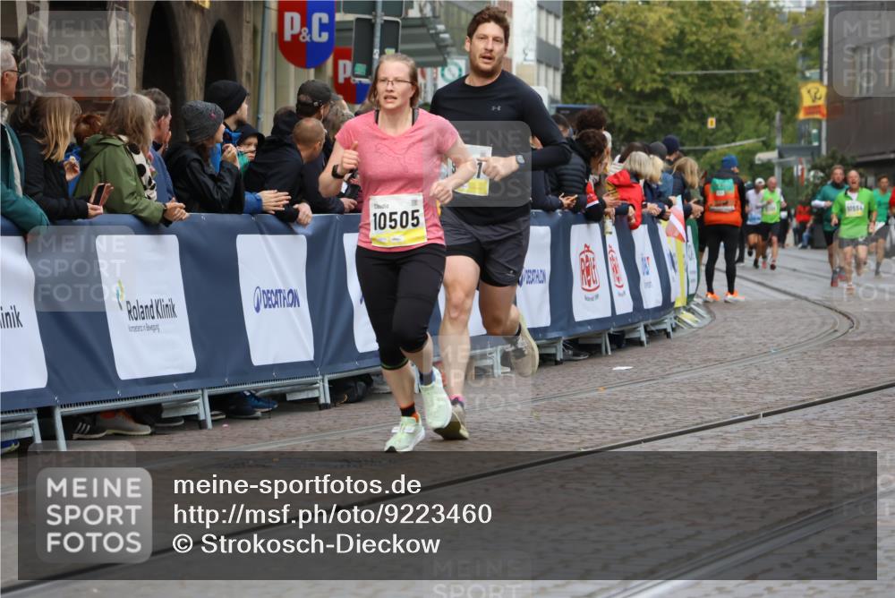 05.10.2025 - 20. swb-Marathon Bremen Strokosch-Dieckow http://msf.ph/oto/9223460 05.10.2025 10:44:25 Ziel 9361, 10505, 10666 meine-sportfotos.de