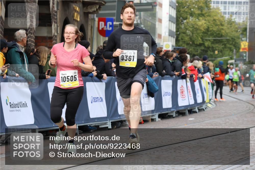 05.10.2025 - 20. swb-Marathon Bremen Strokosch-Dieckow http://msf.ph/oto/9223468 05.10.2025 10:44:26 Ziel 9361, 10505, 10666 meine-sportfotos.de