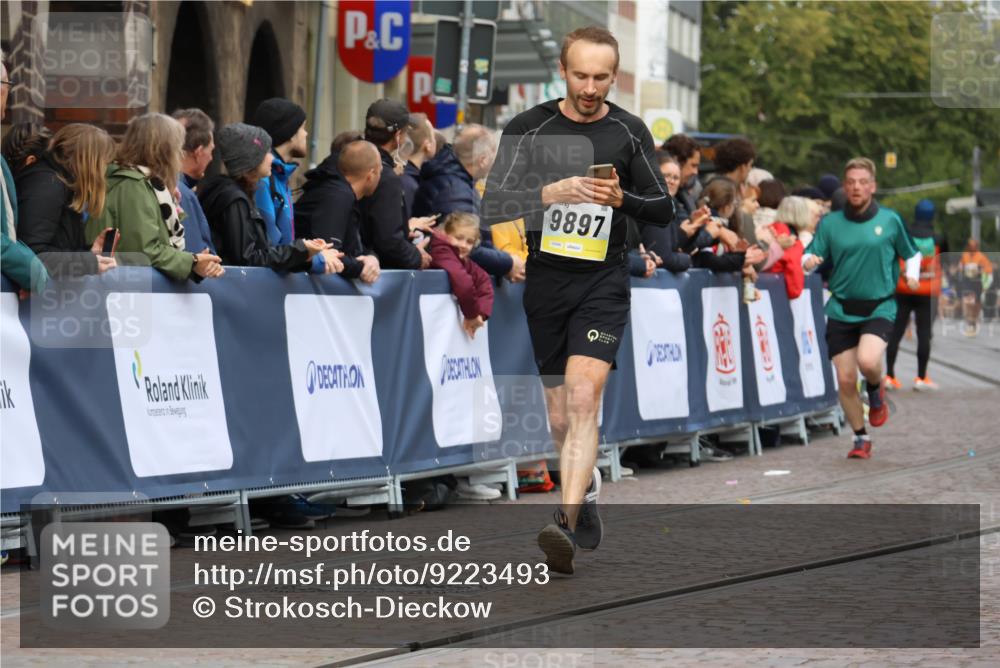 05.10.2025 - 20. swb-Marathon Bremen Strokosch-Dieckow http://msf.ph/oto/9223493 05.10.2025 10:44:33 Ziel 9897, 10554, 11666 meine-sportfotos.de