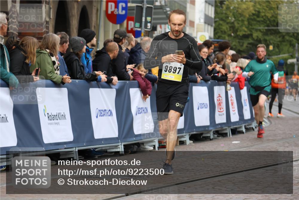 05.10.2025 - 20. swb-Marathon Bremen Strokosch-Dieckow http://msf.ph/oto/9223500 05.10.2025 10:44:34 Ziel 9897, 10554, 11666, 11714 meine-sportfotos.de