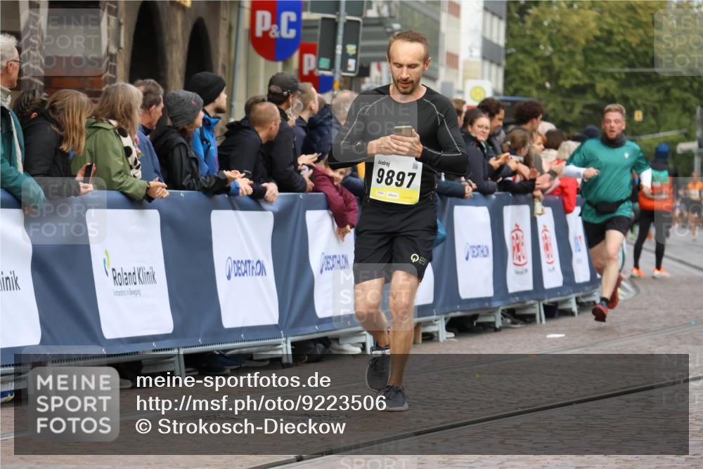 05.10.2025 - 20. swb-Marathon Bremen Strokosch-Dieckow http://msf.ph/oto/9223506 05.10.2025 10:44:34 Ziel 9897, 10554, 11666, 11714 meine-sportfotos.de