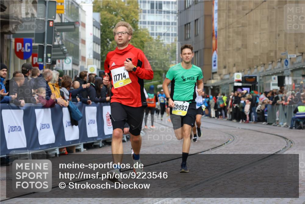 05.10.2025 - 20. swb-Marathon Bremen Strokosch-Dieckow http://msf.ph/oto/9223546 05.10.2025 10:44:41 Ziel 9878, 10092, 10306, 10554, 11666, 11714 meine-sportfotos.de