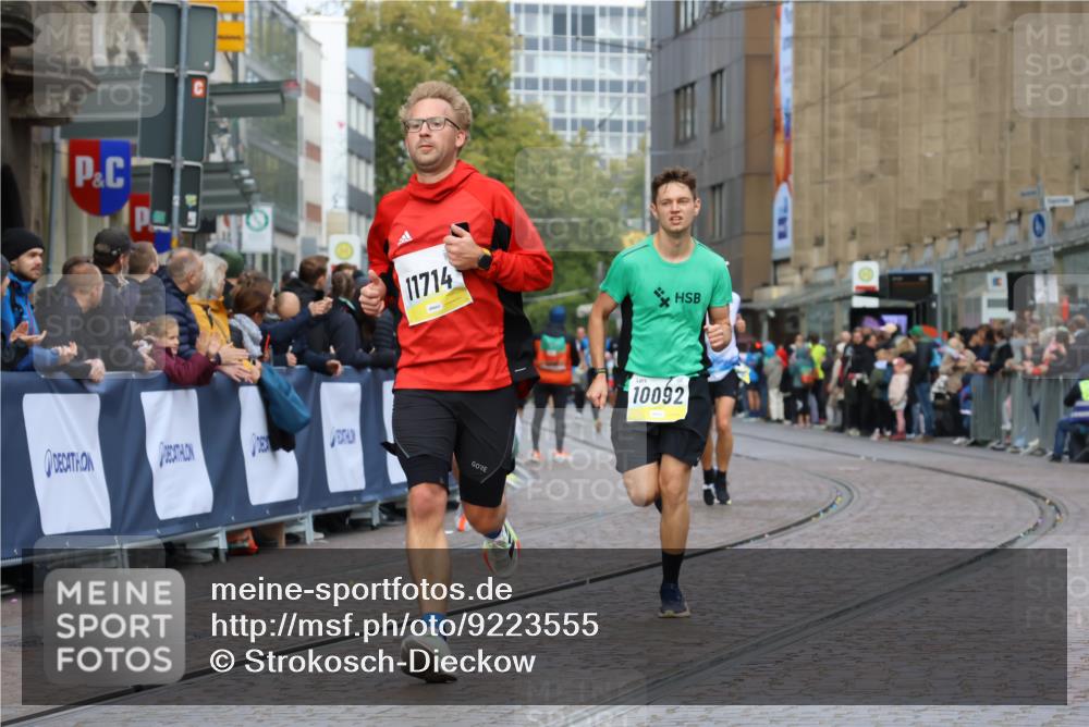 05.10.2025 - 20. swb-Marathon Bremen Strokosch-Dieckow http://msf.ph/oto/9223555 05.10.2025 10:44:41 Ziel 9878, 10092, 10306, 10554, 11666, 11714 meine-sportfotos.de