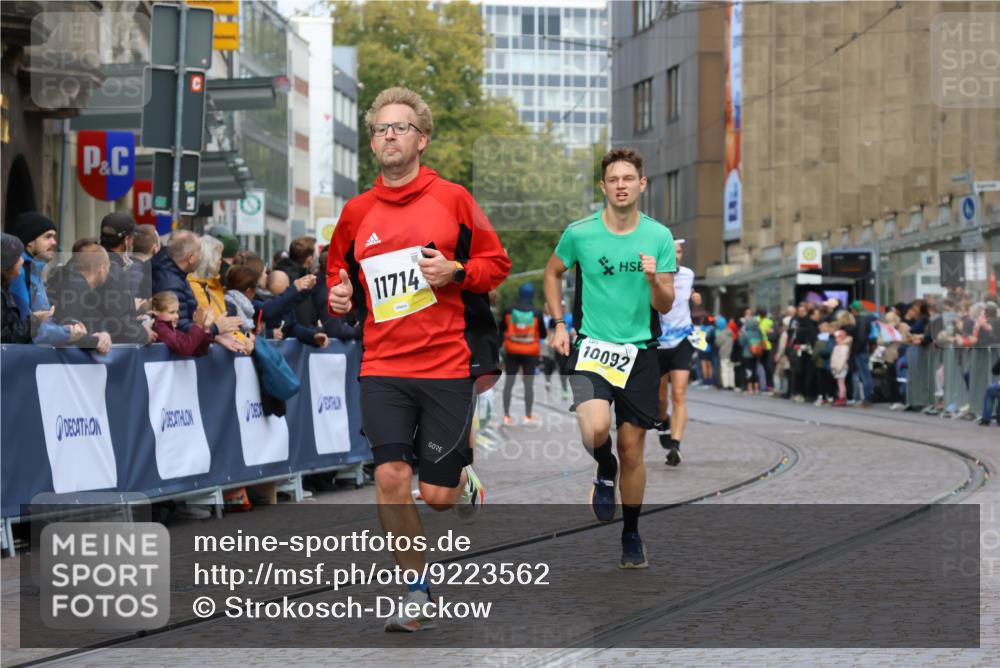 05.10.2025 - 20. swb-Marathon Bremen Strokosch-Dieckow http://msf.ph/oto/9223562 05.10.2025 10:44:41 Ziel 9878, 10092, 10306, 10554, 11666, 11714 meine-sportfotos.de