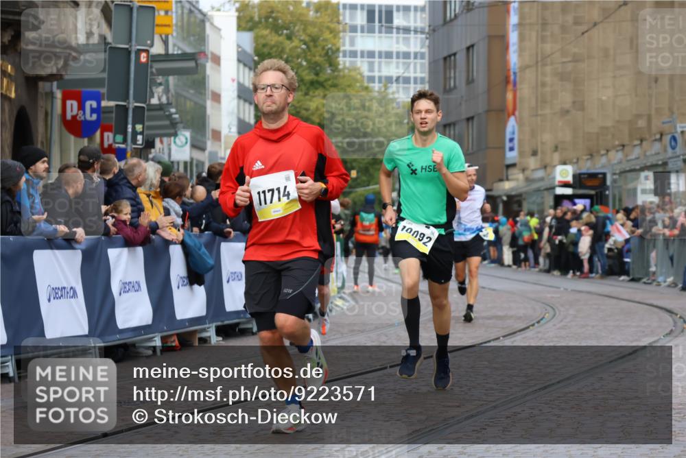 05.10.2025 - 20. swb-Marathon Bremen Strokosch-Dieckow http://msf.ph/oto/9223571 05.10.2025 10:44:41 Ziel 9878, 10092, 10306, 10554, 11666, 11714 meine-sportfotos.de