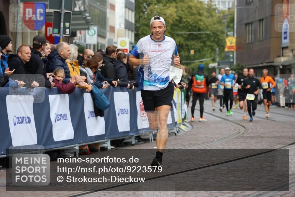05.10.2025 - 20. swb-Marathon Bremen Strokosch-Dieckow http://msf.ph/oto/9223579 05.10.2025 10:44:45 Ziel 9878, 10092, 10306, 11714 meine-sportfotos.de