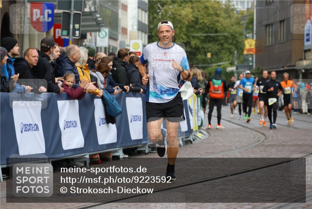 05.10.2025 - 20. swb-Marathon Bremen Strokosch-Dieckow http://msf.ph/oto/9223592 05.10.2025 10:44:45 Ziel 9878, 10092, 10306, 11714 meine-sportfotos.de