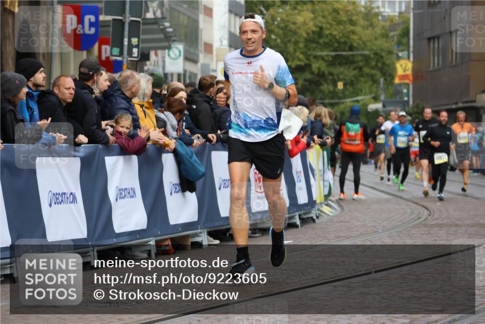 05.10.2025 - 20. swb-Marathon Bremen Strokosch-Dieckow http://msf.ph/oto/9223605 05.10.2025 10:44:45 Ziel 9878, 10092, 10306, 11714 meine-sportfotos.de