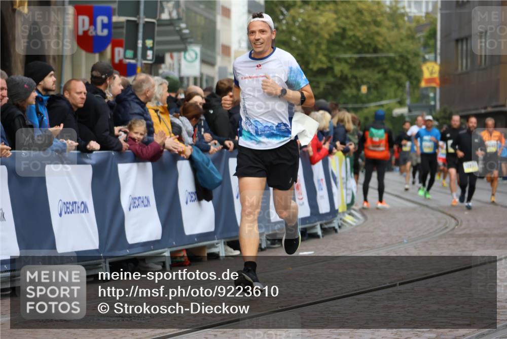 05.10.2025 - 20. swb-Marathon Bremen Strokosch-Dieckow http://msf.ph/oto/9223610 05.10.2025 10:44:45 Ziel 9878, 10092, 10306, 11714 meine-sportfotos.de