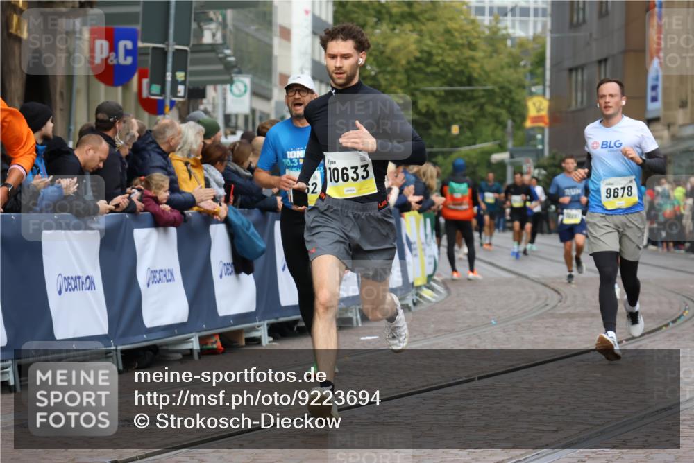 05.10.2025 - 20. swb-Marathon Bremen Strokosch-Dieckow http://msf.ph/oto/9223694 05.10.2025 10:44:59 Ziel 9202, 9590, 9678, 10568, 10633, 10851, 11362, 11715 meine-sportfotos.de