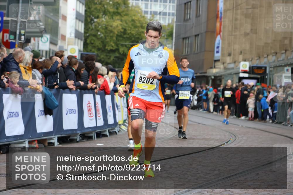 05.10.2025 - 20. swb-Marathon Bremen Strokosch-Dieckow http://msf.ph/oto/9223714 05.10.2025 10:45:03 Ziel 9202, 9678, 10091, 11362, 11715 meine-sportfotos.de