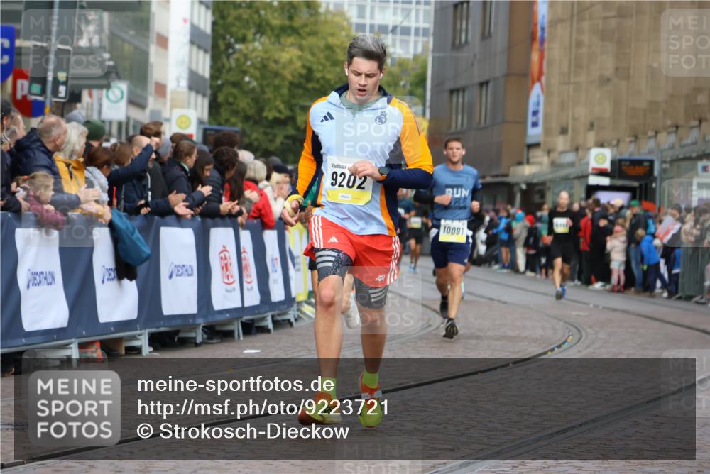 05.10.2025 - 20. swb-Marathon Bremen Strokosch-Dieckow http://msf.ph/oto/9223721 05.10.2025 10:45:03 Ziel 9202, 9678, 10091, 11362, 11715 meine-sportfotos.de