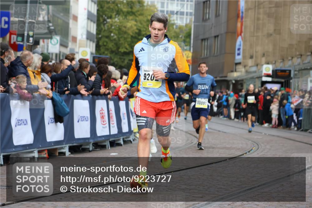 05.10.2025 - 20. swb-Marathon Bremen Strokosch-Dieckow http://msf.ph/oto/9223727 05.10.2025 10:45:03 Ziel 9202, 9678, 10091, 11362, 11715 meine-sportfotos.de