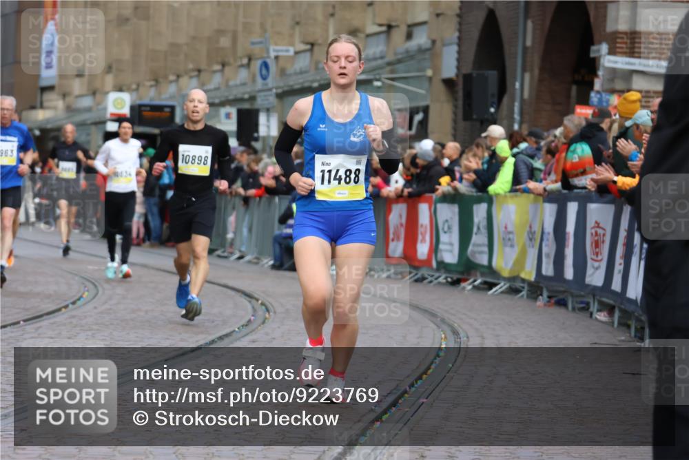 05.10.2025 - 20. swb-Marathon Bremen Strokosch-Dieckow http://msf.ph/oto/9223769 05.10.2025 10:45:11 Ziel 9290, 9963, 10091, 10431, 10822, 10898, 11488 meine-sportfotos.de