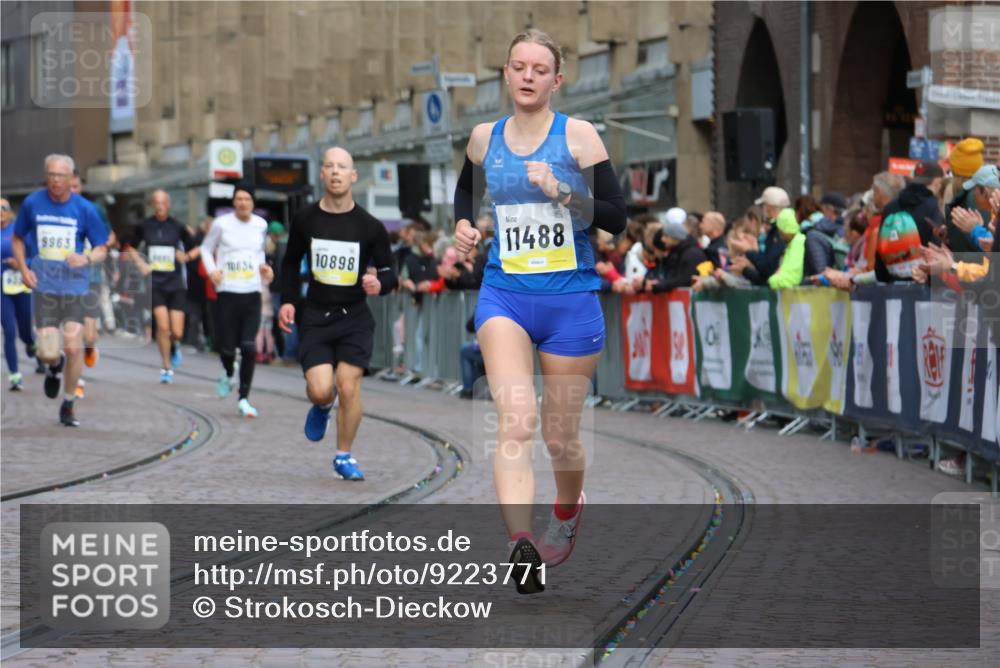 05.10.2025 - 20. swb-Marathon Bremen Strokosch-Dieckow http://msf.ph/oto/9223771 05.10.2025 10:45:11 Ziel 9290, 9963, 10091, 10431, 10822, 10898, 11488 meine-sportfotos.de