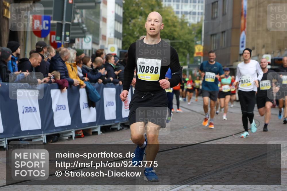 05.10.2025 - 20. swb-Marathon Bremen Strokosch-Dieckow http://msf.ph/oto/9223775 05.10.2025 10:45:16 Ziel 9290, 9396, 9885, 9963, 10431, 10634, 10822, 10898, 11346, 11488 meine-sportfotos.de