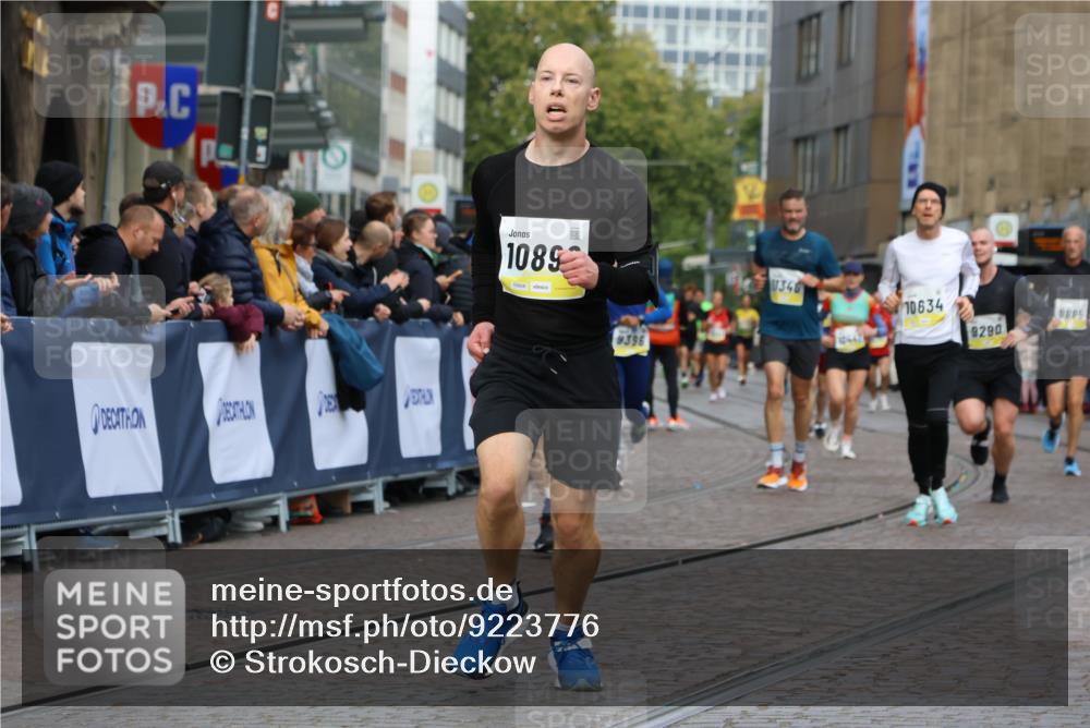 05.10.2025 - 20. swb-Marathon Bremen Strokosch-Dieckow http://msf.ph/oto/9223776 05.10.2025 10:45:16 Ziel 9290, 9396, 9885, 9963, 10431, 10634, 10822, 10898, 11346, 11488 meine-sportfotos.de