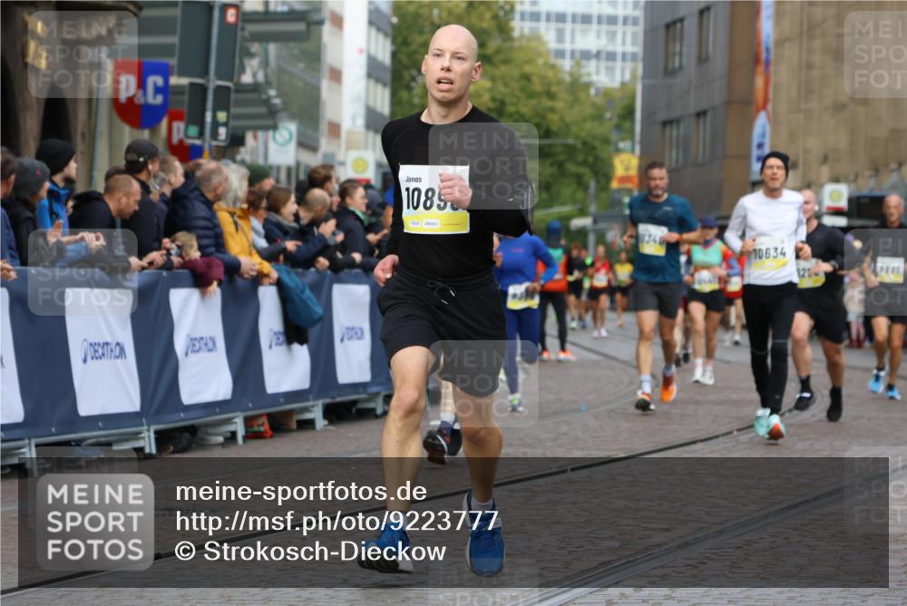 05.10.2025 - 20. swb-Marathon Bremen Strokosch-Dieckow http://msf.ph/oto/9223777 05.10.2025 10:45:16 Ziel 9290, 9396, 9885, 9963, 10431, 10634, 10822, 10898, 11346, 11488 meine-sportfotos.de