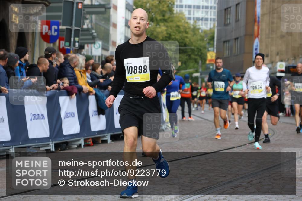 05.10.2025 - 20. swb-Marathon Bremen Strokosch-Dieckow http://msf.ph/oto/9223779 05.10.2025 10:45:16 Ziel 9290, 9396, 9885, 9963, 10431, 10634, 10822, 10898, 11346, 11488 meine-sportfotos.de