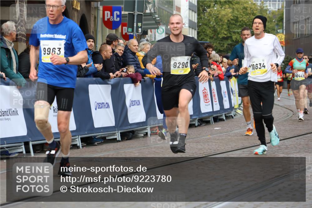 05.10.2025 - 20. swb-Marathon Bremen Strokosch-Dieckow http://msf.ph/oto/9223780 05.10.2025 10:45:19 Ziel 9290, 9396, 9885, 9963, 10447, 10634, 10898, 11346, 11403 meine-sportfotos.de