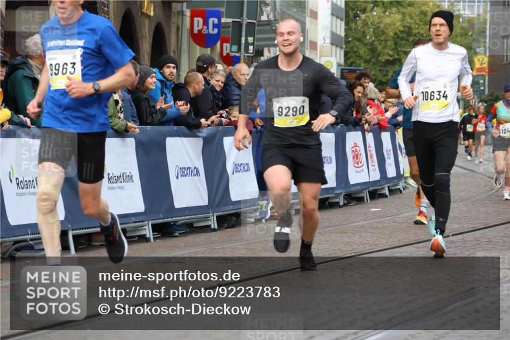 05.10.2025 - 20. swb-Marathon Bremen Strokosch-Dieckow http://msf.ph/oto/9223783 05.10.2025 10:45:19 Ziel 9290, 9396, 9885, 9963, 10447, 10634, 10898, 11346, 11403 meine-sportfotos.de