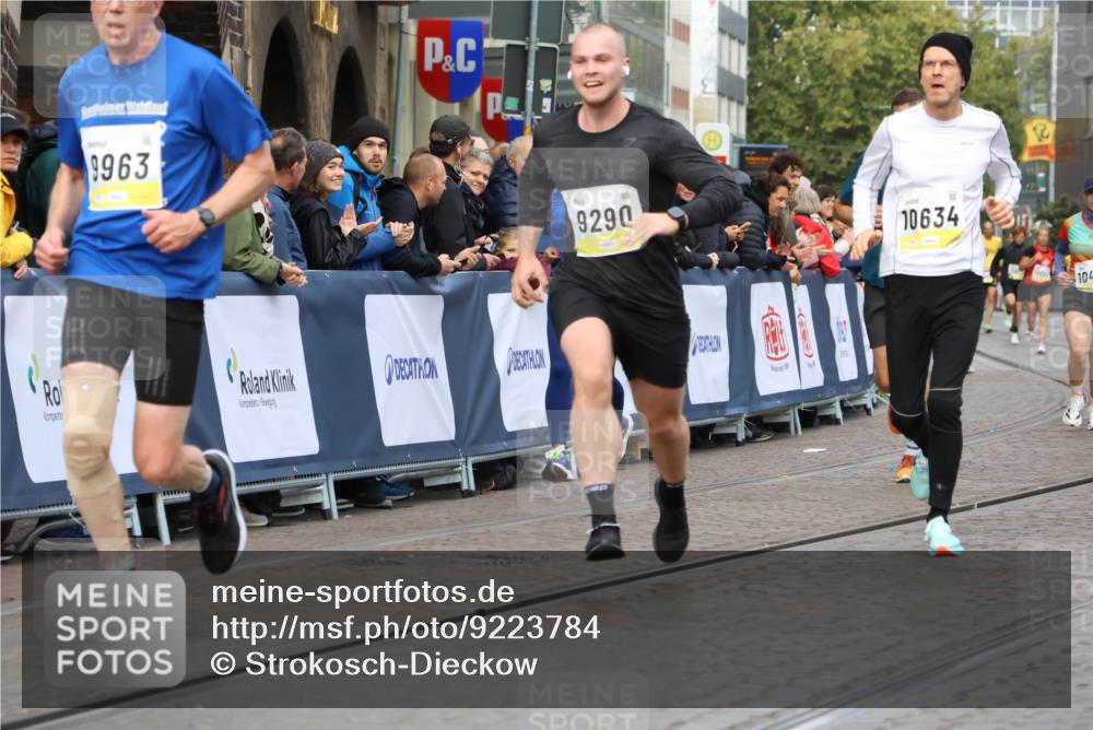 05.10.2025 - 20. swb-Marathon Bremen Strokosch-Dieckow http://msf.ph/oto/9223784 05.10.2025 10:45:19 Ziel 9290, 9396, 9885, 9963, 10447, 10634, 10898, 11346, 11403 meine-sportfotos.de