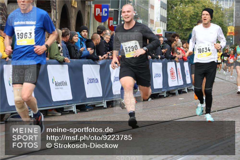05.10.2025 - 20. swb-Marathon Bremen Strokosch-Dieckow http://msf.ph/oto/9223785 05.10.2025 10:45:19 Ziel 9290, 9396, 9885, 9963, 10447, 10634, 10898, 11346, 11403 meine-sportfotos.de