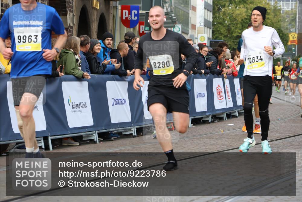 05.10.2025 - 20. swb-Marathon Bremen Strokosch-Dieckow http://msf.ph/oto/9223786 05.10.2025 10:45:19 Ziel 9290, 9396, 9885, 9963, 10447, 10634, 10898, 11346, 11403 meine-sportfotos.de